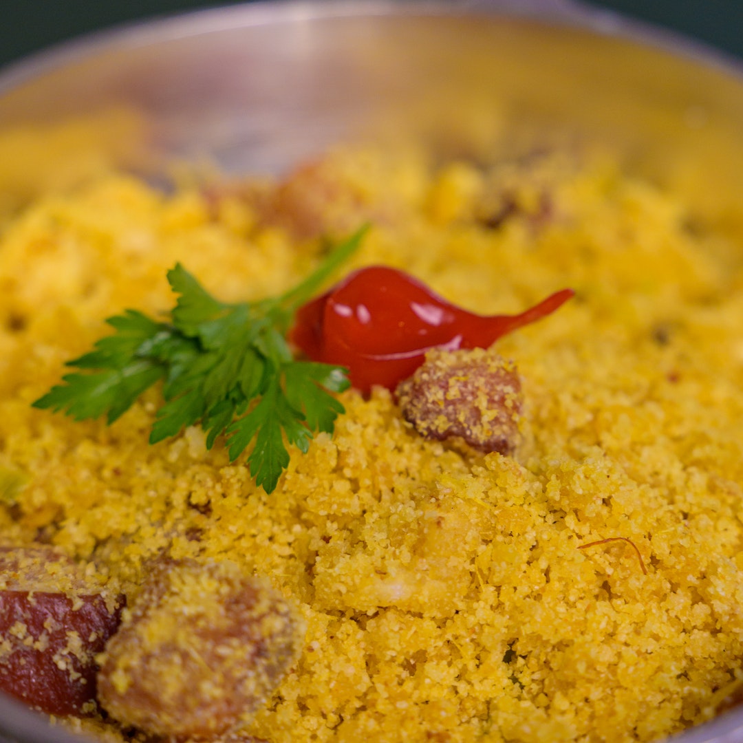 Modo de preparo da receita de cuscuz de moela Cozinhe as moelas com bastante tempero, acrescentando aguá a medida que for cozinhando se necessário.