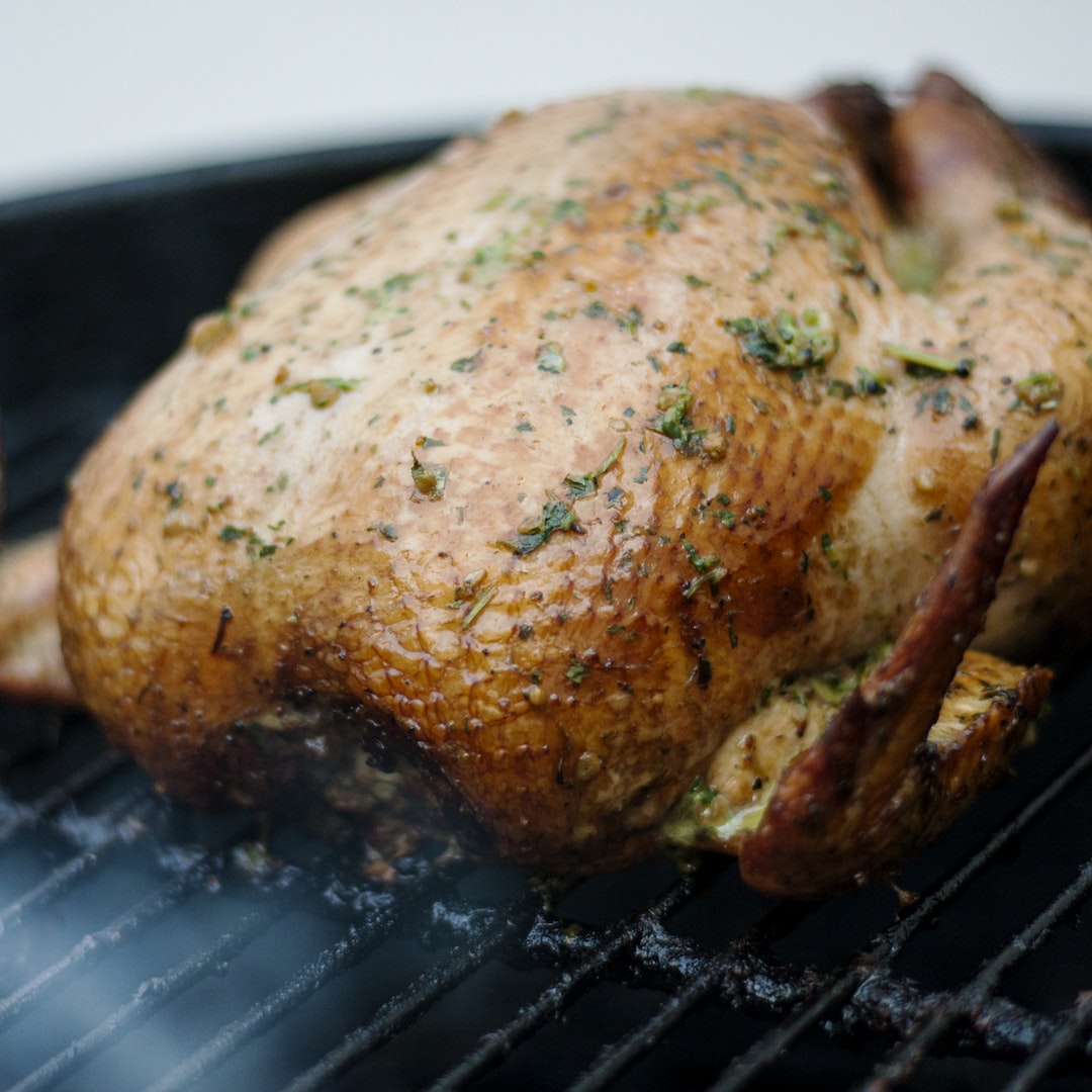 Frango assado na churrasqueira: receita fácil e deliciosa com temperos de sua preferência. "Perfeito para jantares especiais em família.