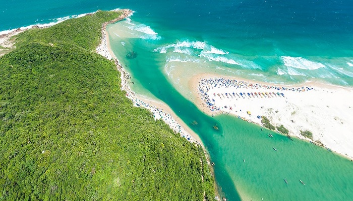 A Guarda do Embaú é uma praia encantadora que oferece diversas atrações para quem a visita.