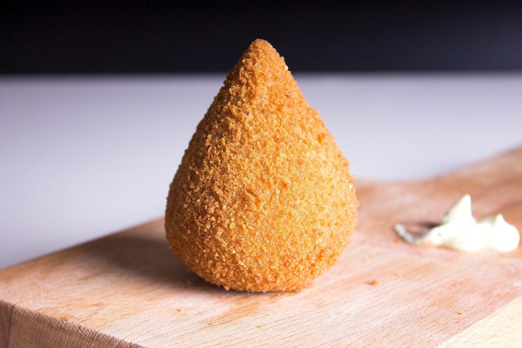 Use ingredientes de qualidade para garantir o sabor e a textura perfeita da coxinha.