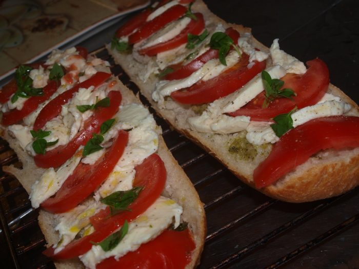 Sanduíche Caprese com pão ciabatta