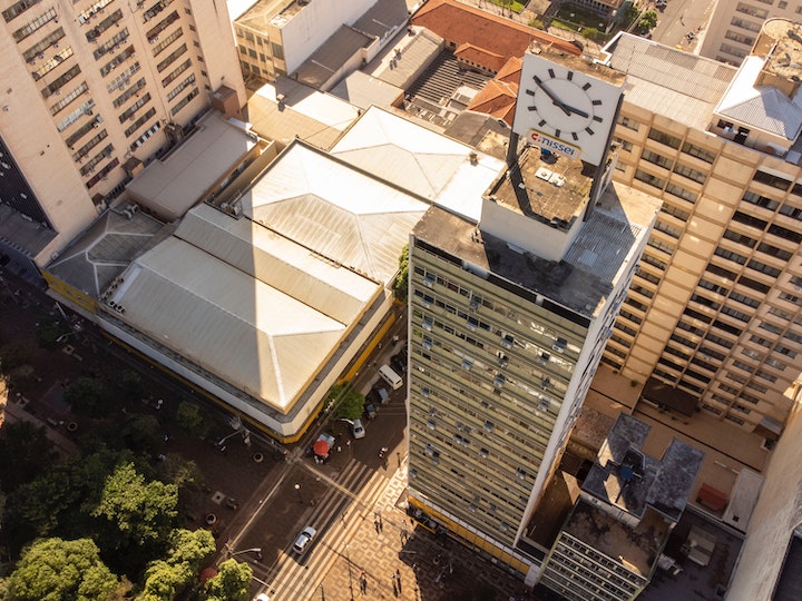 Londrina, no Paraná, é uma cidade que abriga uma rica história arquitetônica, e um dos principais destaques são os chamados “Cinco Conjuntos”. Esses conjuntos arquitetônicos são formados por um grupo de edifícios históricos que preservam a memória e a identidade da cidade.