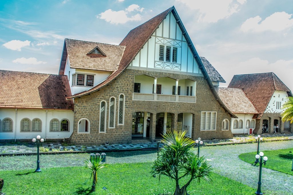 A cultura de Londrina é rica e diversificada, refletindo a influência de várias etnias que contribuíram para a formação da cidade. O Museu Histórico de Londrina é um excelente lugar para mergulhar na história local e descobrir mais sobre as origens da região. O Museu de Arte de Londrina, por sua vez, oferece exposições incríveis de artistas locais e nacionais.