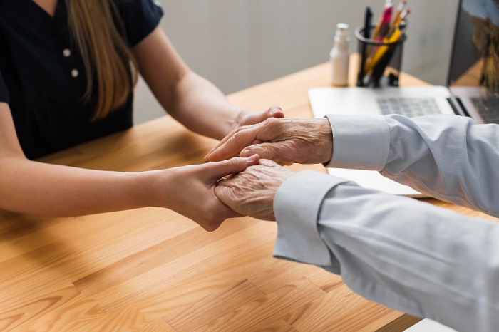 Os cuidados paliativos desempenham um papel crucial na melhoria da qualidade de vida de pacientes com doenças graves e crônicas. 