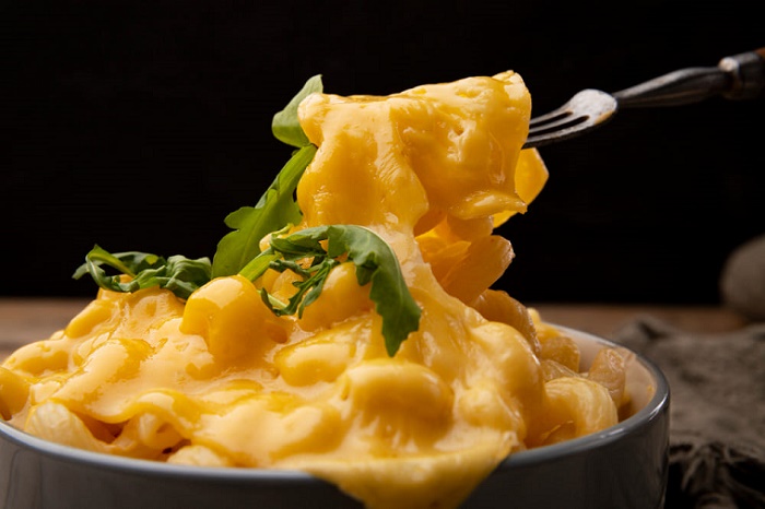 Para compreender as origens do Mac 'n' Cheese prato americano, é necessário voltar às raízes italianas, onde pratos de massa com queijo já eram apreciados. No entanto, a transformação moderna e sua