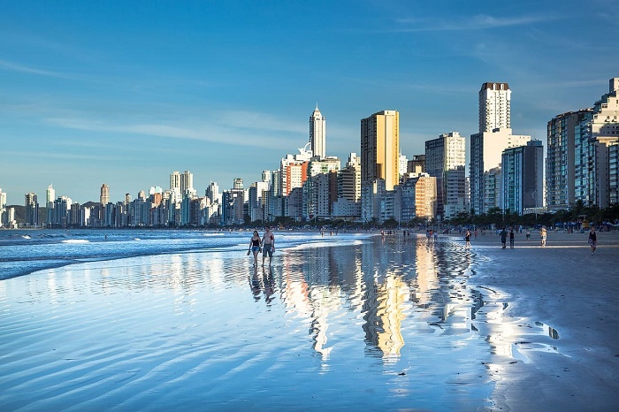 Réveillon em Santa Catarina é uma celebração que captura a essência da região: beleza natural, festividades vibrantes e uma culinária exuberante.