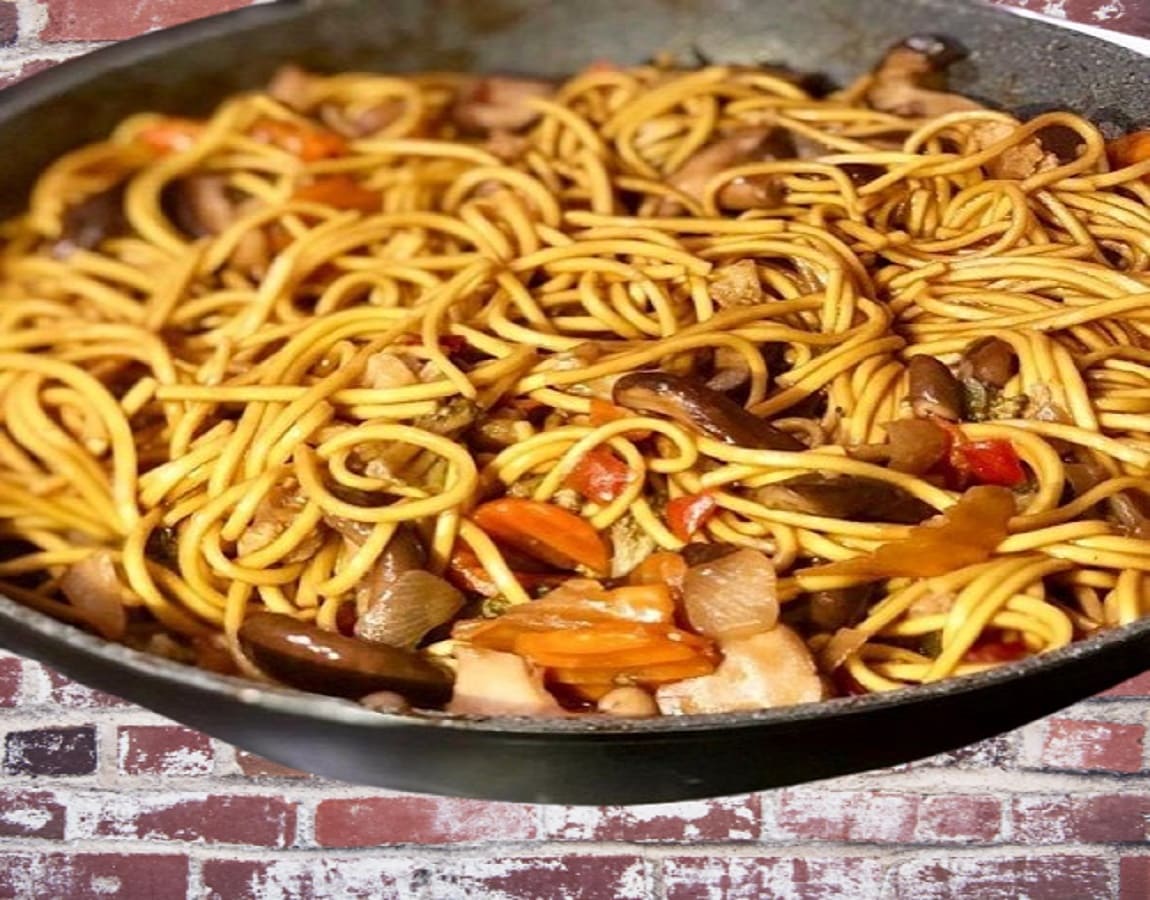 Desfrute do Sabor Vegano: Descubra o prazer de uma refeição vegana repleta de sabores autênticos com a nossa receita fácil de Yakisoba Vegano. Prepare-se para uma explosão de sabores enquanto exploramos uma abordagem cruelty-free do clássico japonês.