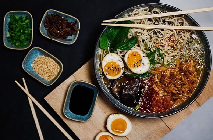 Receita de Ramen: Desfrute da Autenticidade Japonesa um Banquete de Sabores no Seu Prato

Introdução:
Bem-vindo ao mundo cativante da culinária japonesa! Neste post, mergulharemos na riqueza e tradição de uma das iguarias mais amadas do Japão: o Ramen. Esta sopa de macarrão, com sua base de caldo enriquecido por ossos, carne ou peixe, é uma