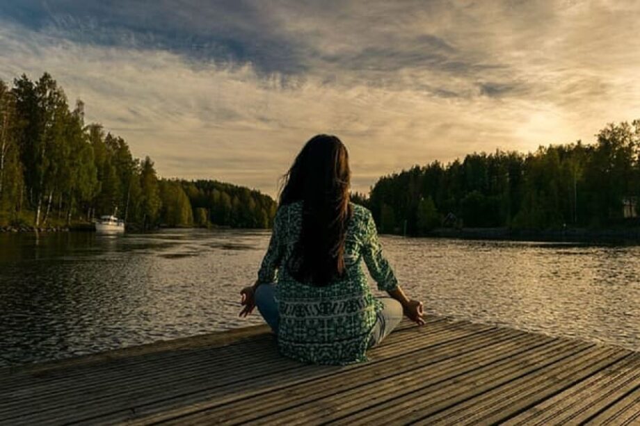 Mindfulness, também conhecido como atenção plena, é uma técnica de desenvolvimento pessoal que visa alcançar um estado de presença e consciência intencional do corpo e da mente